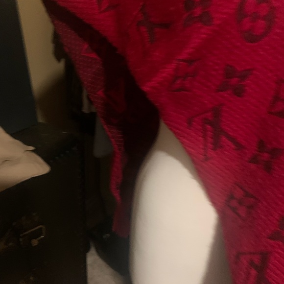 Authentic - Louis Vuitton logomania scarf . Ruby red - Picture 4 of 10
